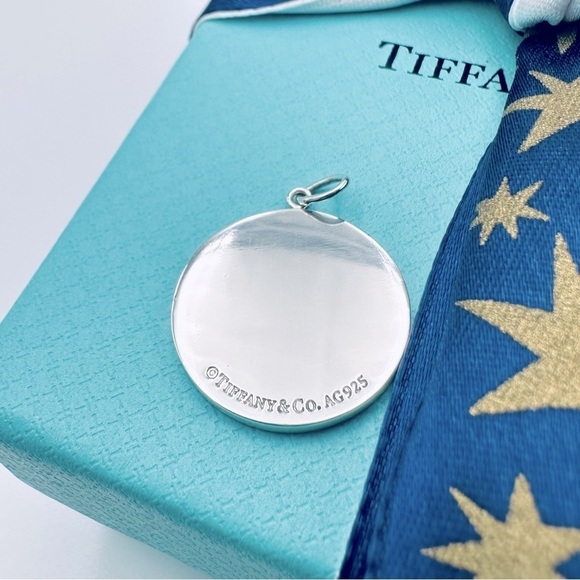 Tiffany & Co. Letter L Round Tag Initial Charm in Sterling Silver with Pouch - Picture 6 of 8